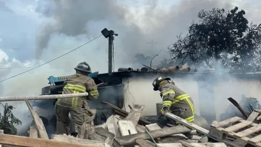 Los cuerpos de rescate apagaron el incendio que consumió cinco viviendas. ,Bomberos Voluntarios.
