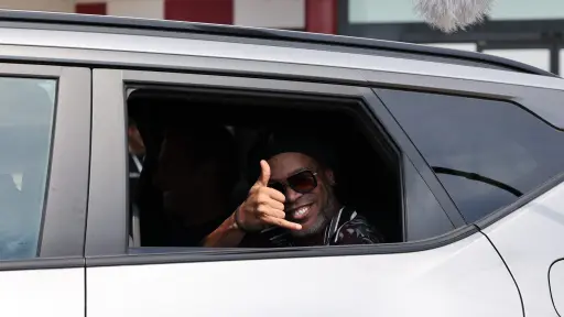 Ronaldinho al momento de aterrizar en Emilia-Romaña (Italia) 