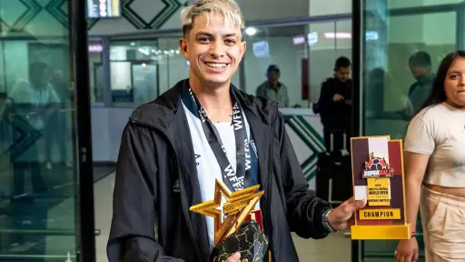 Jhonny Carías regresó anoche al país tras lograr un título mundial del freestayle 