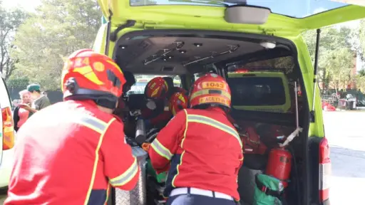 Una de las víctimas del ataque armado en la zona 13 fue llevada a la emergencia del Hospital Roosevelt. ,Bomberos Municipales.
