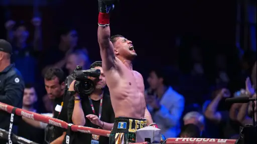 Lester Martínez celebró su triunfo número 21 como profesional 