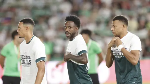 Mbappé, Vinícius y Konaté vistieron a medias la camiseta de apoyo a Ceuta antes del duelo ante el Elche - EFE