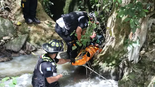 Área donde fue localizado el cuerpo de un hombre en la zona 5 capitalina. ,Bomberos Voluntarios