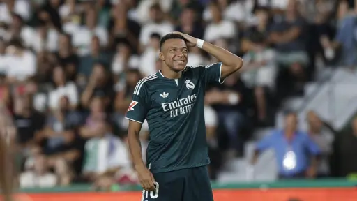 Mbappé se lamenta en una acción del Elche vs. Real Madrid - EFE