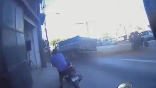 El camión impactó en contra de una patrulla de la PNC. ,Captura de pantalla