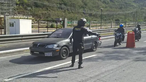 Agentes de la PNC realizan operativos viales en la ruta hacia Antigua Guatemala.  ,PNC de Guatemala