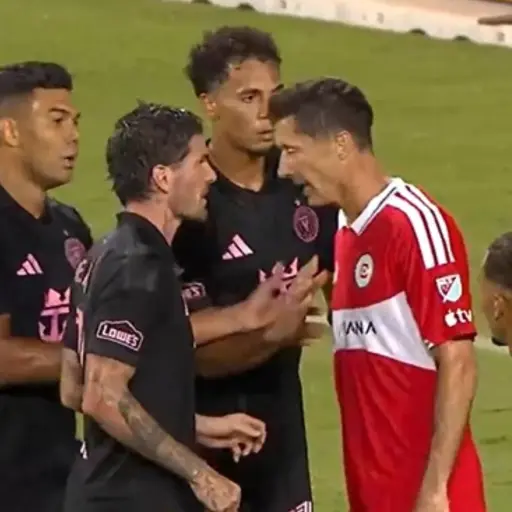 Pelea entre Robert Lewandowski y Rodrigo de Paul 