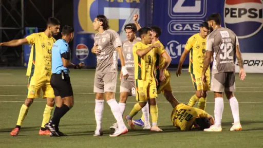Agustín Vuletich fue expulsado frente a Marquense   