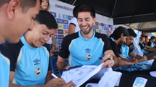 Firma de autógrafos en el CAR por parte de la Selección de Guatemala - FFG
