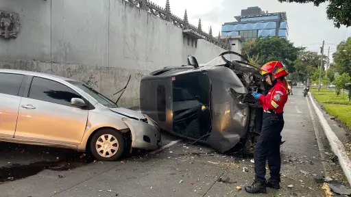 En la zona 10 capitalina se produjo un fuerte accidente; pese a que un automotor quedó volcado, ambos conductores salieron ilesos. ,Bomberos Municipales.