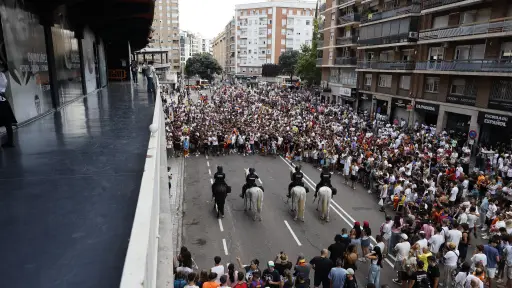 Protesta de la afición de Valencia tras la derrota ante Barcelona 