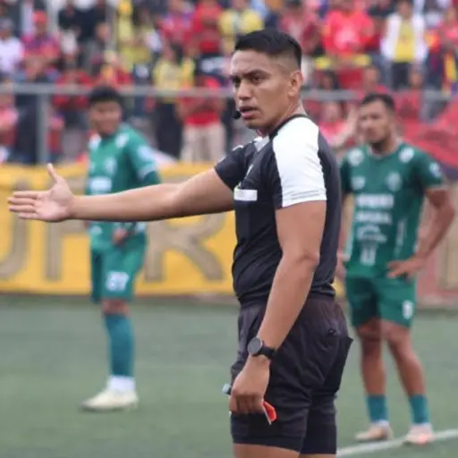 Árbitro Lenin Pérez se desvanece durante juego entre Chichicasteco vs. Quiché 