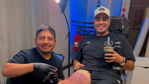 Francisco Ladogana durante la sesión de su tatuaje en honor a Messi 