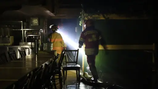 Los apagafuegos llegaron hasta una cocina para controlar el incendio. ,Bomberos Municipales.