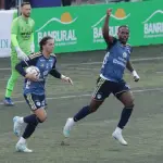 Karel Espino celebrando en el estadio Santo Domingo de Guzmán 