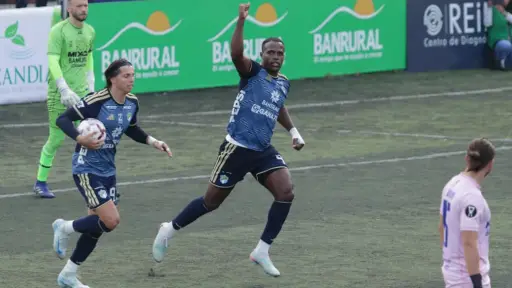 Karel Espino celebrando en el estadio Santo Domingo de Guzmán 