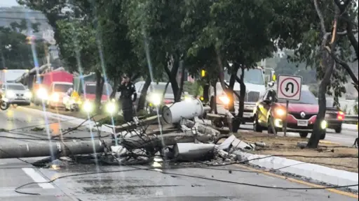 La estructura derribada y los cables de alta tensión cayeron en ambas vías en la ruta al Atlántico, zona 25. ,PMT capitalina/Montejo