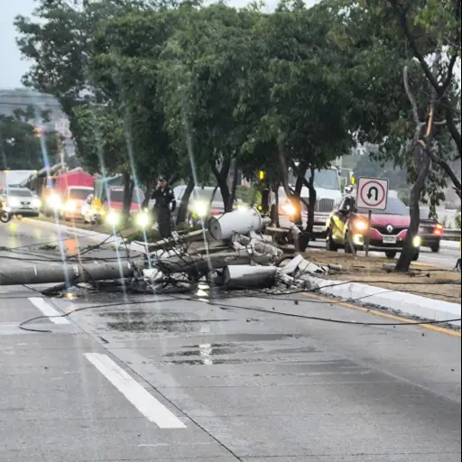 La estructura derribada y los cables de alta tensión cayeron en ambas vías en la ruta al Atlántico, zona 25. ,PMT capitalina/Montejo