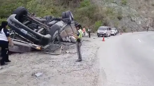 Tráiler volcado en Km. 70 de ruta al Atlántico. ,Provial