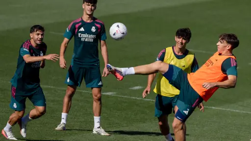 El jugador del Real Madrid Sergio Martínez (2d) asiste al entrenamiento del equipo en la ciudad deportiva de Valdebebas