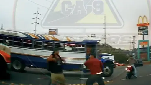 Captan a dos ayudantes de buses a golpes en pleno tránsito en zona 18. ,Captura de pantalla video de X.