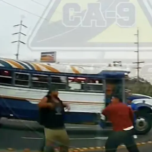 Captan a dos ayudantes de buses a golpes en pleno tránsito en zona 18. ,Captura de pantalla video de X.