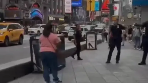 Policía abate a mujer que apuñaló a dos en Times Square ,Captura de pantalla de la red social X
