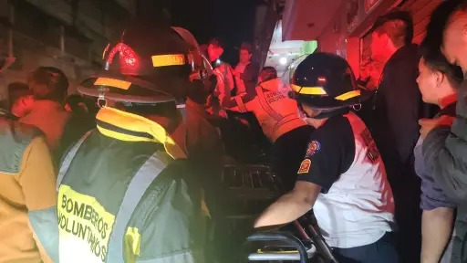 Los socorristas trasladaron a los afectados por el impacto del rayo en San Juan Sacatepéquez. ,Bomberos Voluntarios