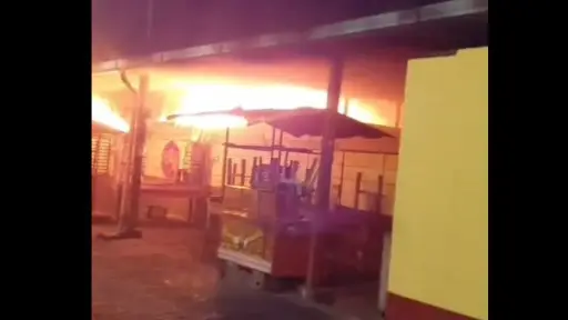 El fuego consumió varios locales del mercado de San José El Ídolo. ,Bomberos Voluntarios