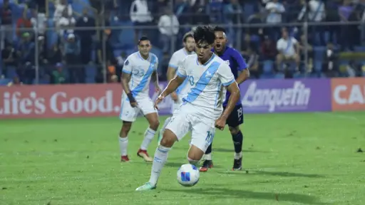 Olger Escobar durante el duelo ante El Salvador por la Nations League 