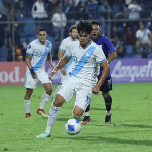 Olger Escobar durante el duelo ante El Salvador por la Nations League 