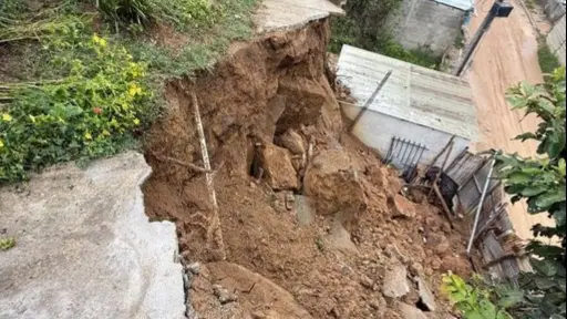 El derrumbe afectó un terreno valdío de San Pedro Ayampuc. ,Conred.