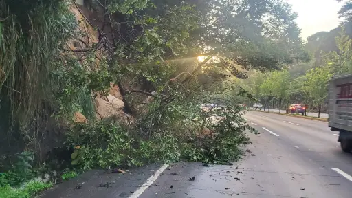 El derrumbe ocurrió en el kilometro 23 de la ruta Interamericana. ,PMT de Mixco