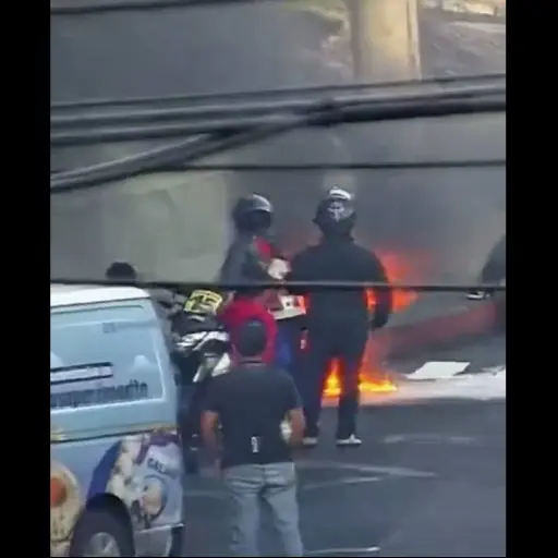 Incendio de motocicleta en la zona 10. ,PMT capitalina/Montejo