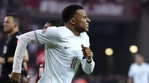 Kylian Mbappé salió lesionado en el duelo Turquía vs. Francia 
