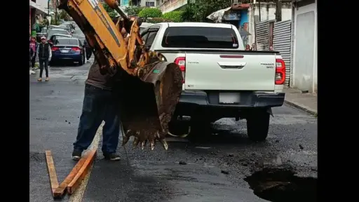 Trabajos en el área donde ocurrió el hundimiento en la colonia Pablo VI, zona 7 de Mixco. ,Municipalidad de Mixco