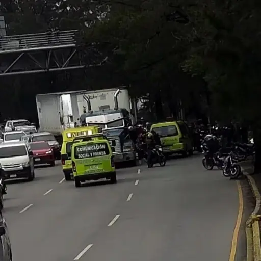 En el área donde ocurrió el incidente armado en zona 11 se mantiene un cierre vehicular. ,PMT capitalina/Montejo