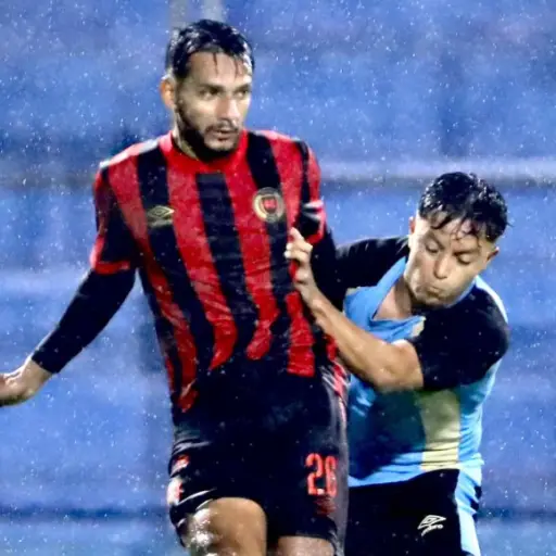 Acción de juego en el amistosos Municipal vs. Guatemala