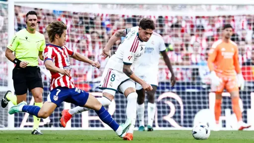 Jugada en la que Fede Valverde terminó lesionado en el Derbi - Real Madrid C.F.