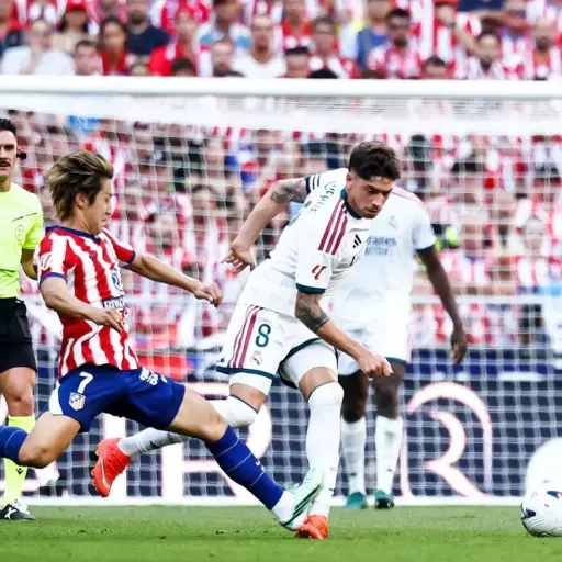 Jugada en la que Fede Valverde terminó lesionado en el Derbi - Real Madrid C.F.