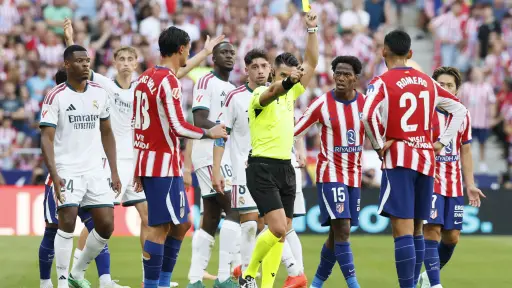  El árbitro Miguel Ángel Ortiz saca tarjeta amarilla al jugador del Atlético de Madrid Cuti Romero 