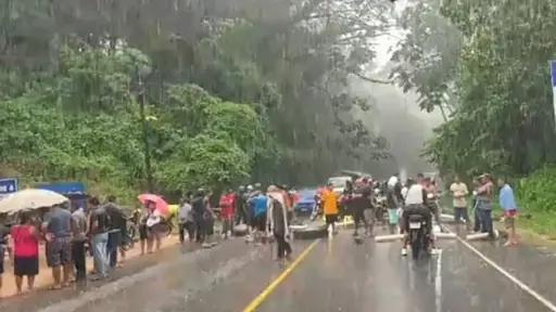 Pese a la lluvia, manifestantes bloquean la ruta en el Asintal, Retalhuleu. ,Redes sociales.