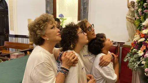 Angélica María y Angélica Vale ,Redes sociales Hermandad de Cristo Rey