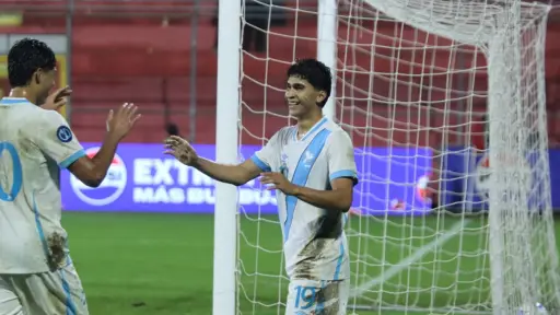 William Jehú Fajardo anotó tres goles en la victoria ante El Salvador - Alex Meoño