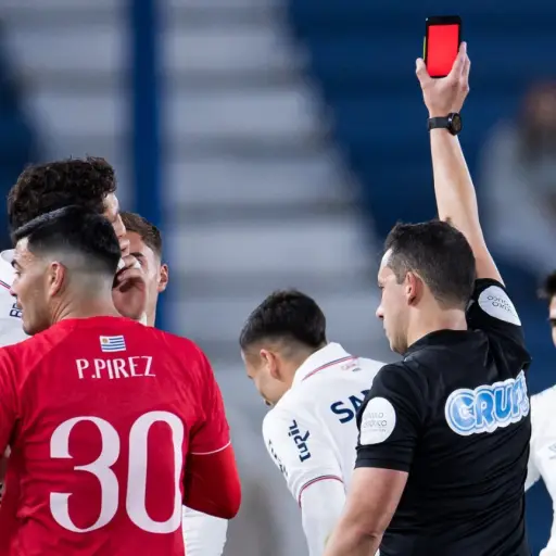 El árbitro Eduardo Varela mostrando tarjetas virtuales en la la Copa AUF Uruguay