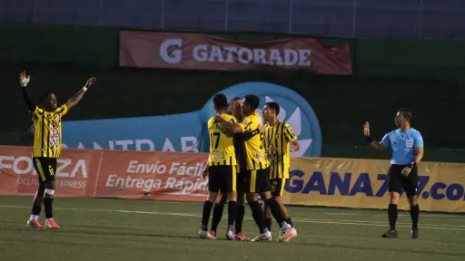 Celebración de Aurora en el estadio Cementos Progreso 