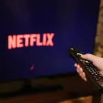 Imagen ilustrativa de una persona viendo la plataforma de streaming Netflix - EFE