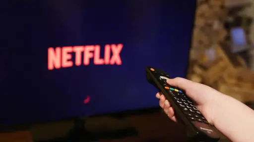Imagen ilustrativa de una persona viendo la plataforma de streaming Netflix - EFE