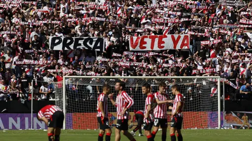 Aficionados del Rayo Vallecano protestas contra la gestión de su presidente, Raúl Martín Presa - EFE