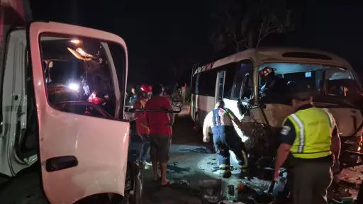 Las dos unidades de transporte chocaron por causas que se investigan.  ,Bomberos Municipales Departamentales. 